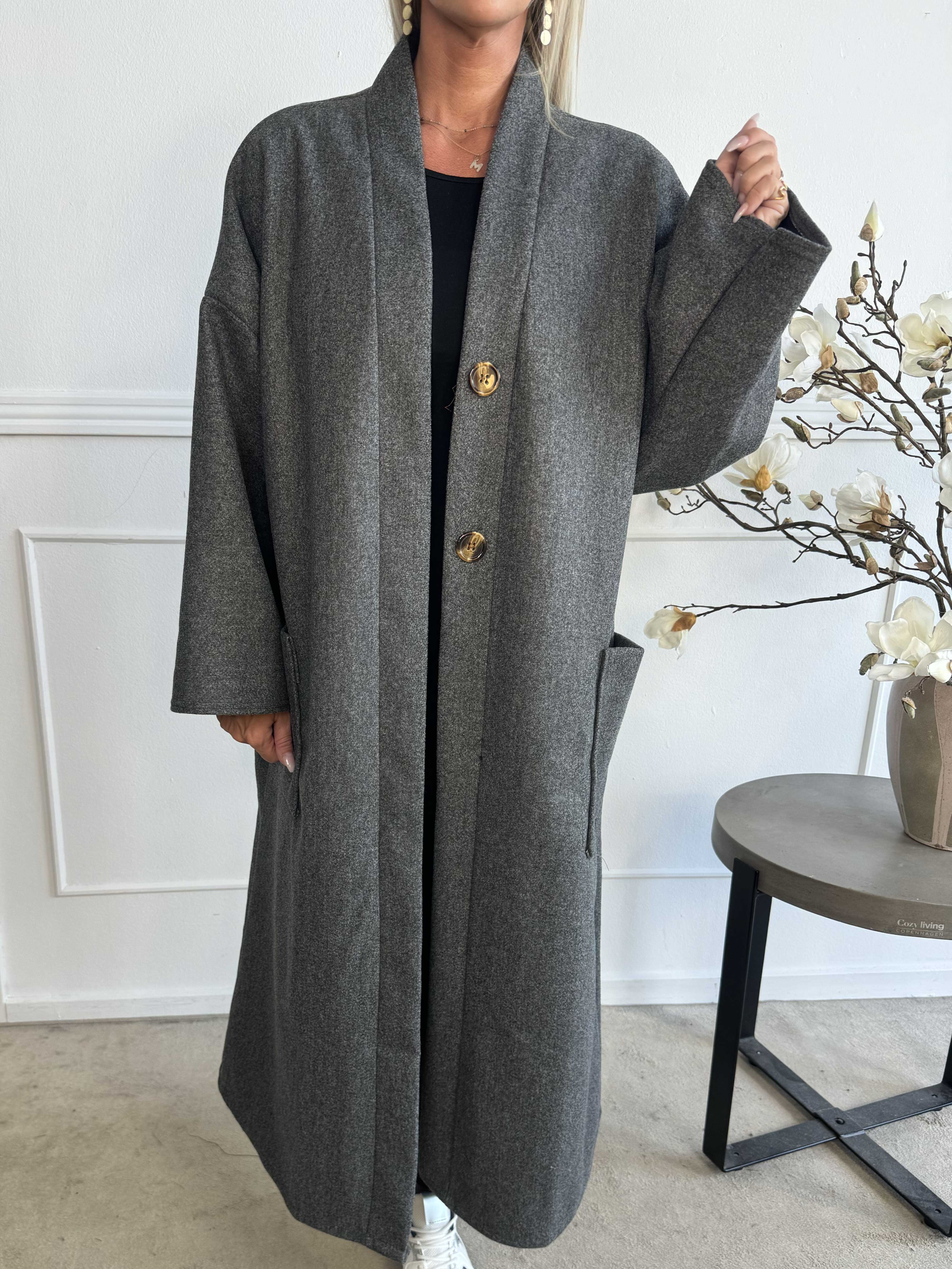 Abbelin - Lång oversized kappa med dekorativa knappar